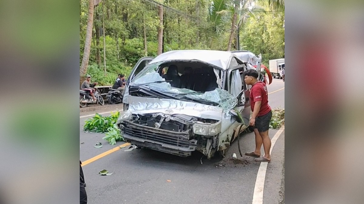 RUSAK PARAH: Mobil travel yang mengangkut wisatawan asal Tiongkok. Sebanyak lima orang wisatawan dilaporkan tewas dalam peristiwa tersebut.