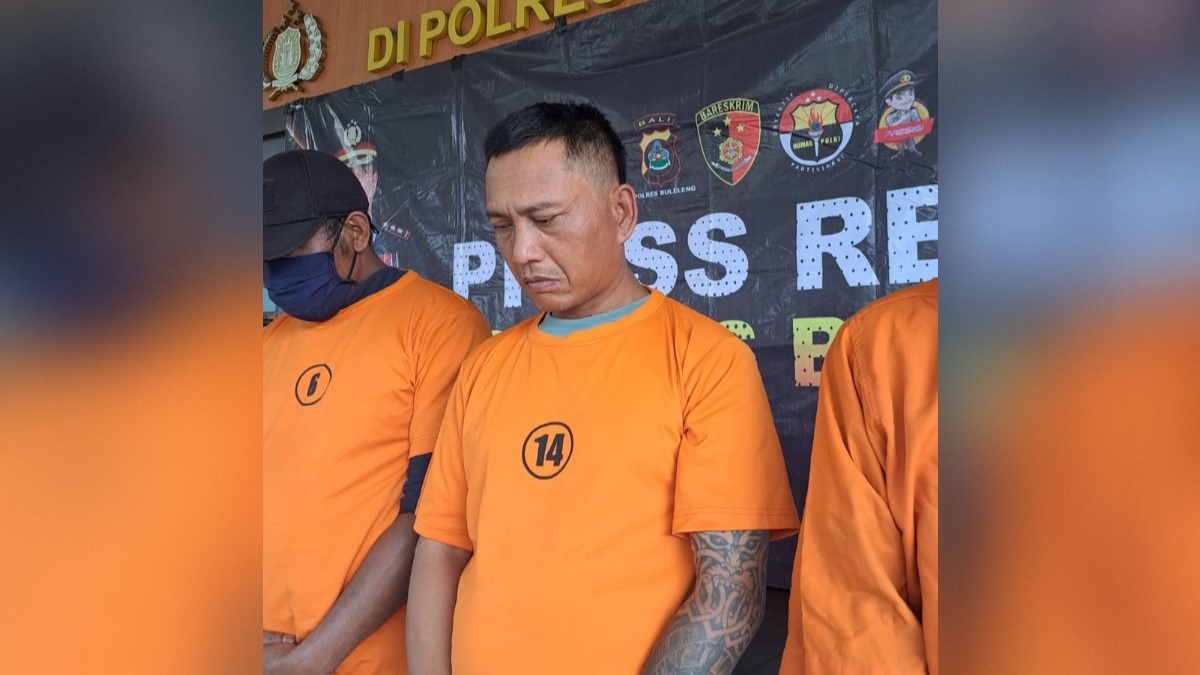 AKHIRNYA TERTANGKAP: Komang Mertayasa, 48, alias Kocan alias Doki, ditahan di Polres Buleleng karena menipu turis di kawasan wisata Lovina.
