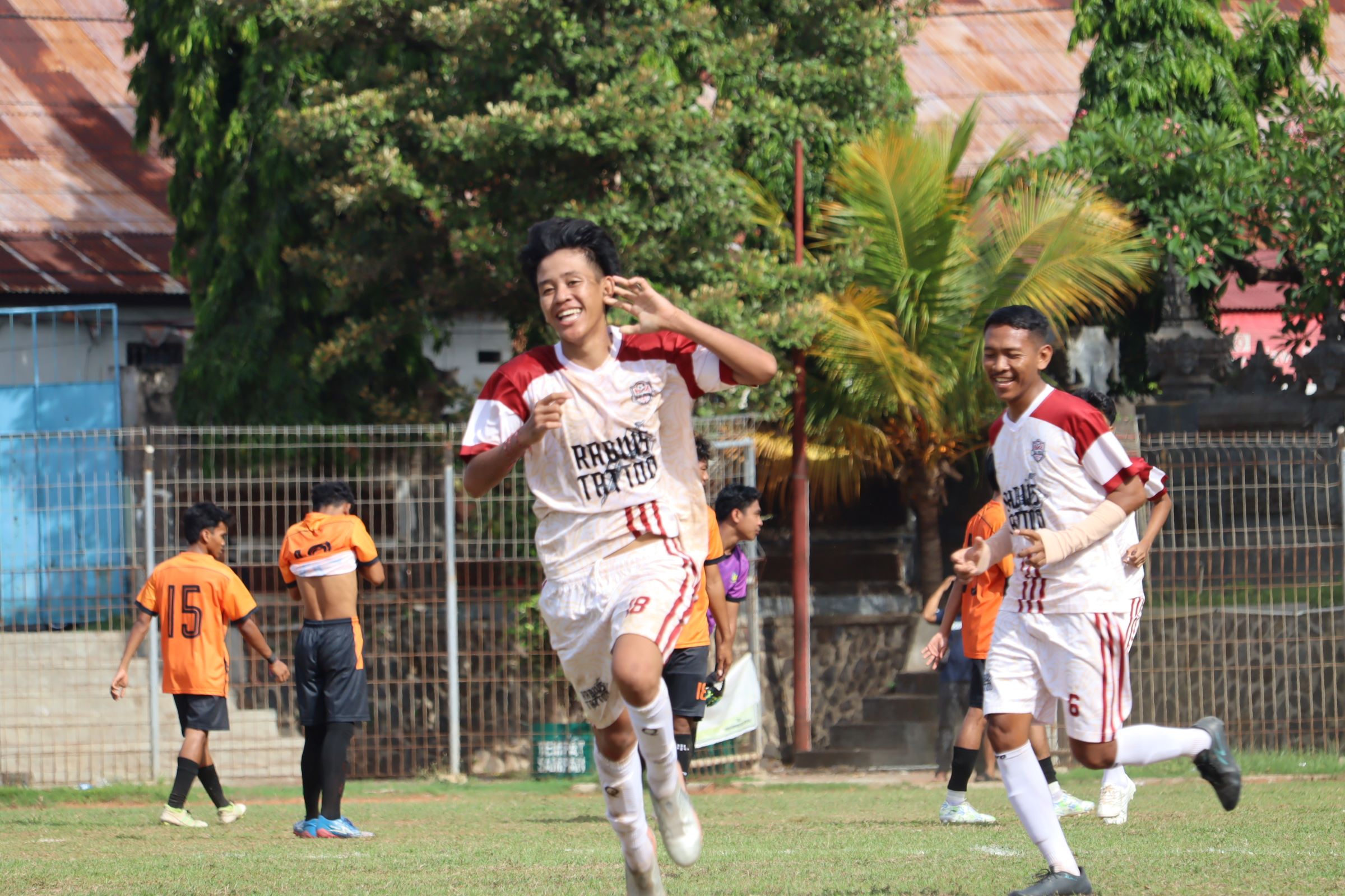 SELEBRASI: Pemain Teja Harum Tejakula, Putra, melakukan selebrasi usai mencetak gol ke gawang Gapura Mas Sanggalangit dalam kompetisi Liga 2 PSSI Buleleng.