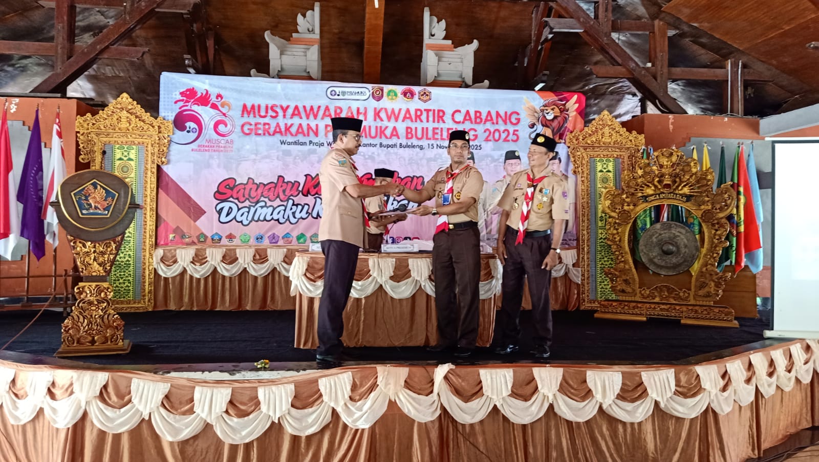 AKLAMASI: Sekda Buleleng, Gede Suyasa (paling kiri) terpilih secara aklamasi sebagai Ketua Kwartir Cabang Gerakan Pramuka Buleleng periode 2025-2030.