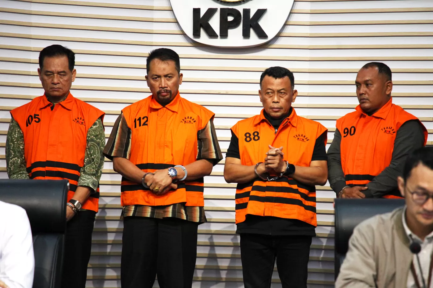 Para tersangka yakni Bupati Ponorogo Sugiri Sancoko (kedua kanan) bersama Sekda Kabupaten Ponorogo Agus Pramono (kedua kiri), Direktur RSUD dr. Harjono Ponorogo, Yunus Mahatma (kiri).