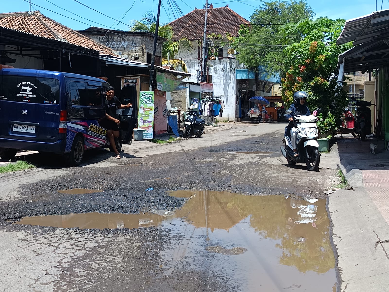 RUSAK PARAH: Kondisi kerusakan jalan di ruas Jalan Pattimura, Singaraja.