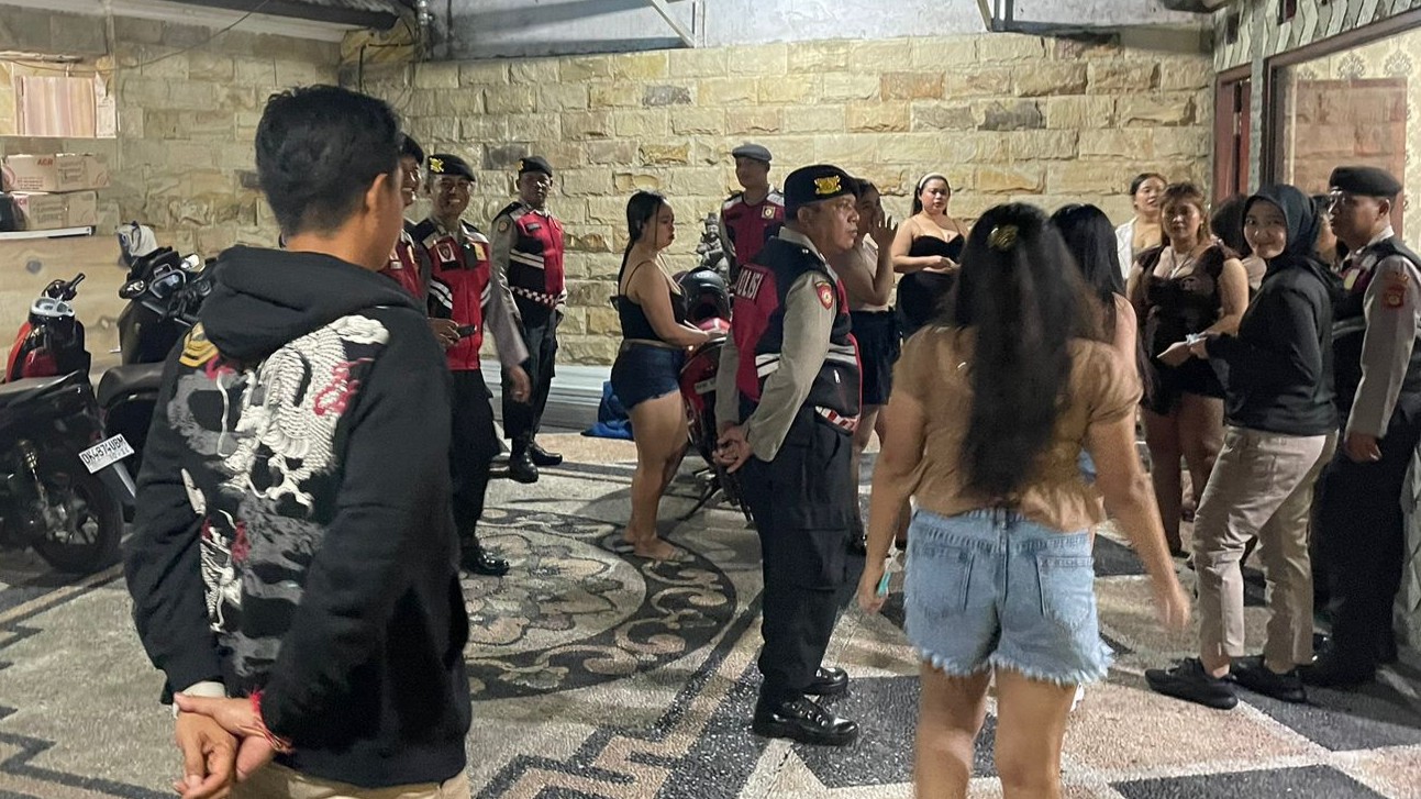 SIDAK: Tim dari Polres Buleleng saat melakukan sidak di salah satu cafe yang ada di Buleleng.