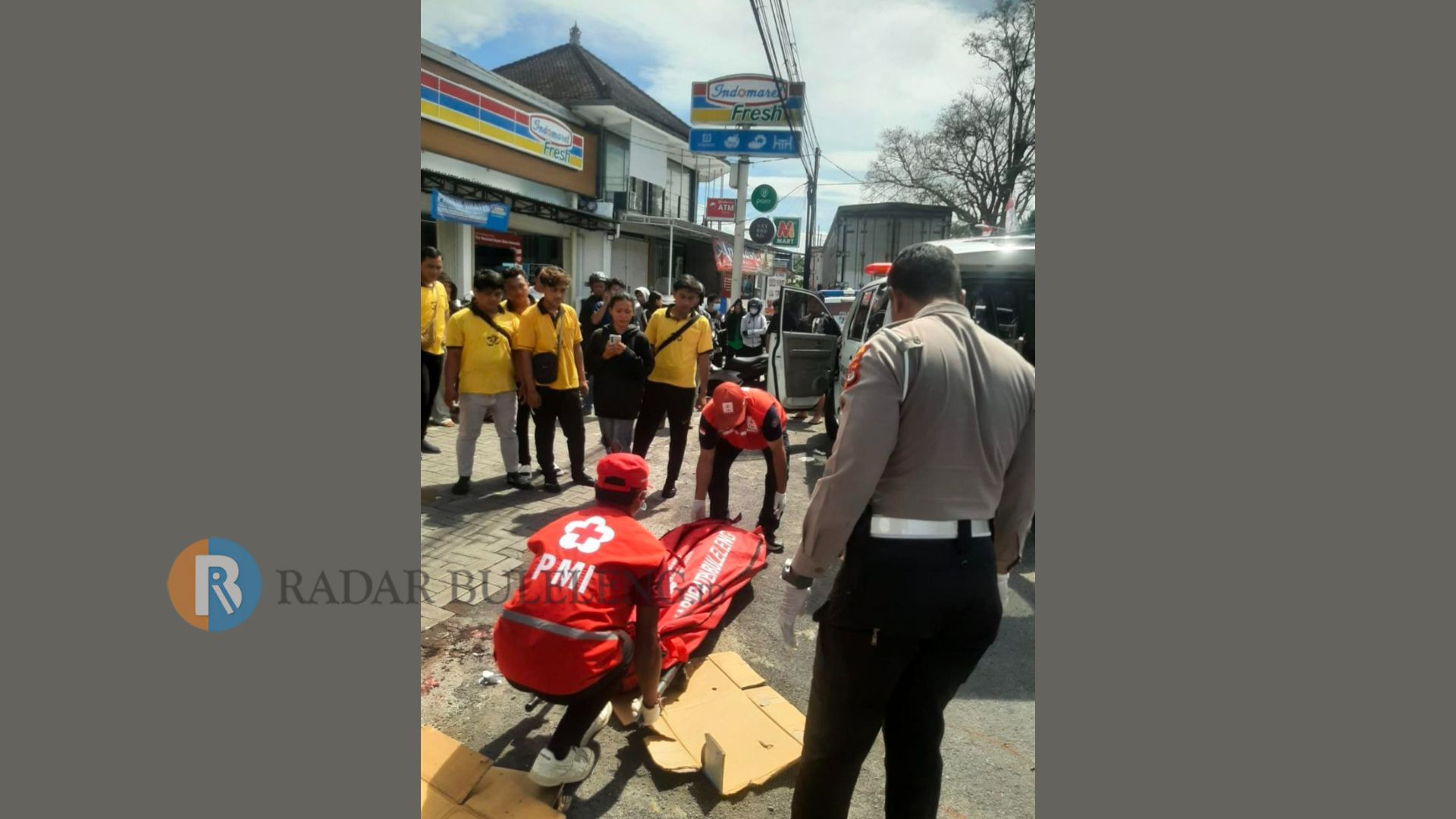 EVAKUASI: Tim dari PMI Buleleng mengevakuasi jenazah korban kecelakaan di kawasan wisata Lovina.