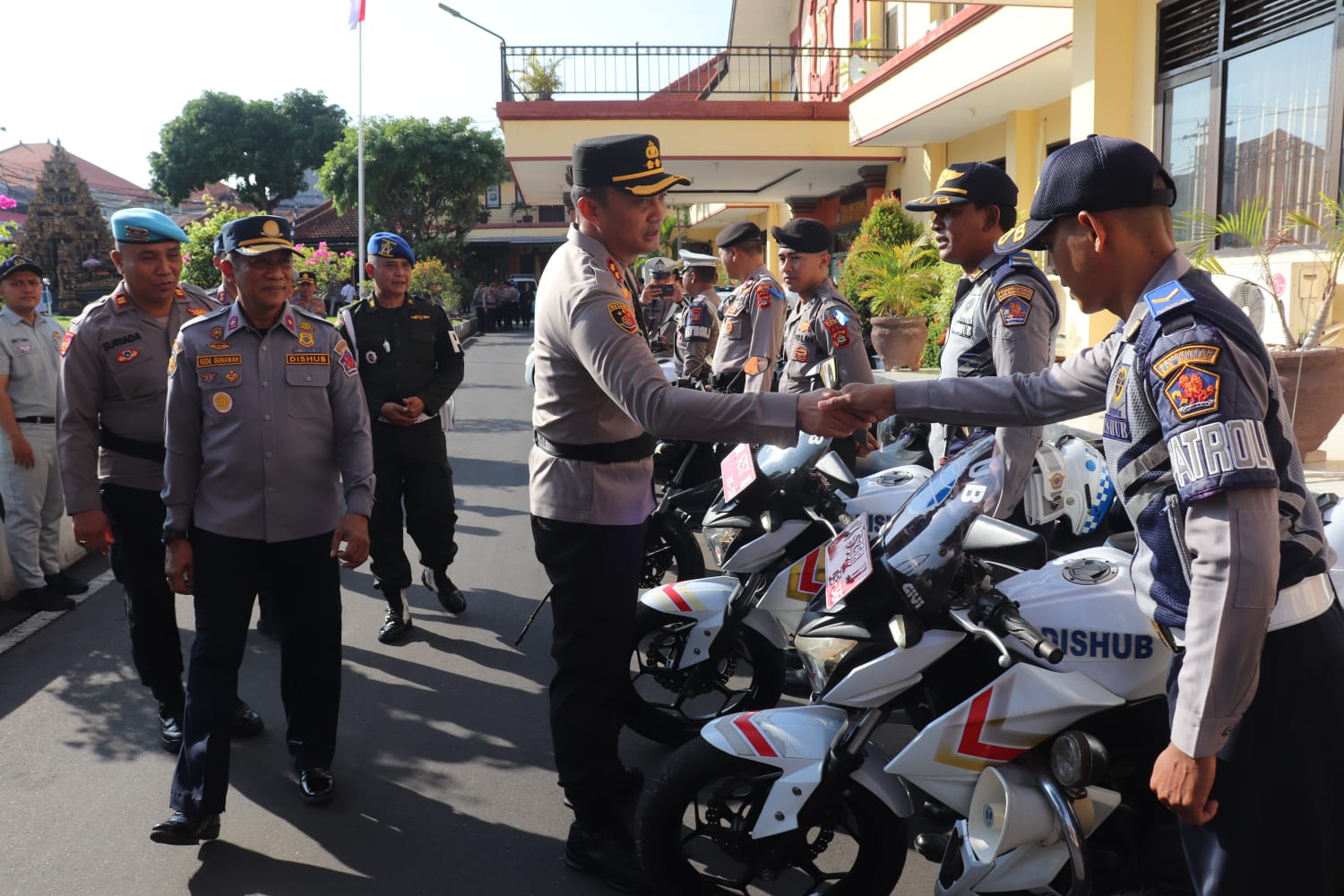 CEK KENDARAAN: Kapolres Buleleng, AKBP Ida Bagus Widwan Sutadi mengecek kendaraan yang akan digunakan selama Operasi Zebra Agung 2025.