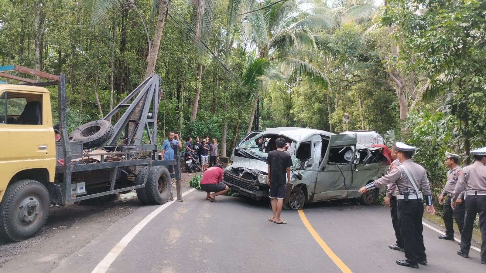 KECELAKAAN MAUT: Polisi mengevakuasi kendaraan travel yang mengalami kecelakaan maut di Jalan Raya Singaraja-Denpasar pada Jumat (14/11/2025) lalu.