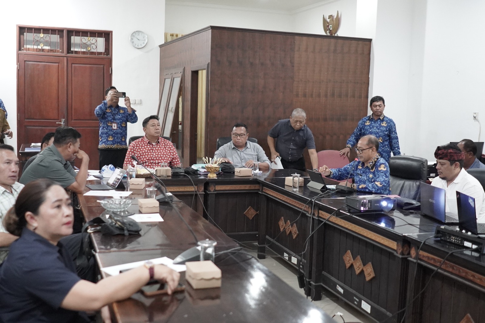 BAHAS LAHAN: Suasana rapat dengar pendapat DPRD Buleleng dengan Disdikpora Buleleng terkait aset sekolah.