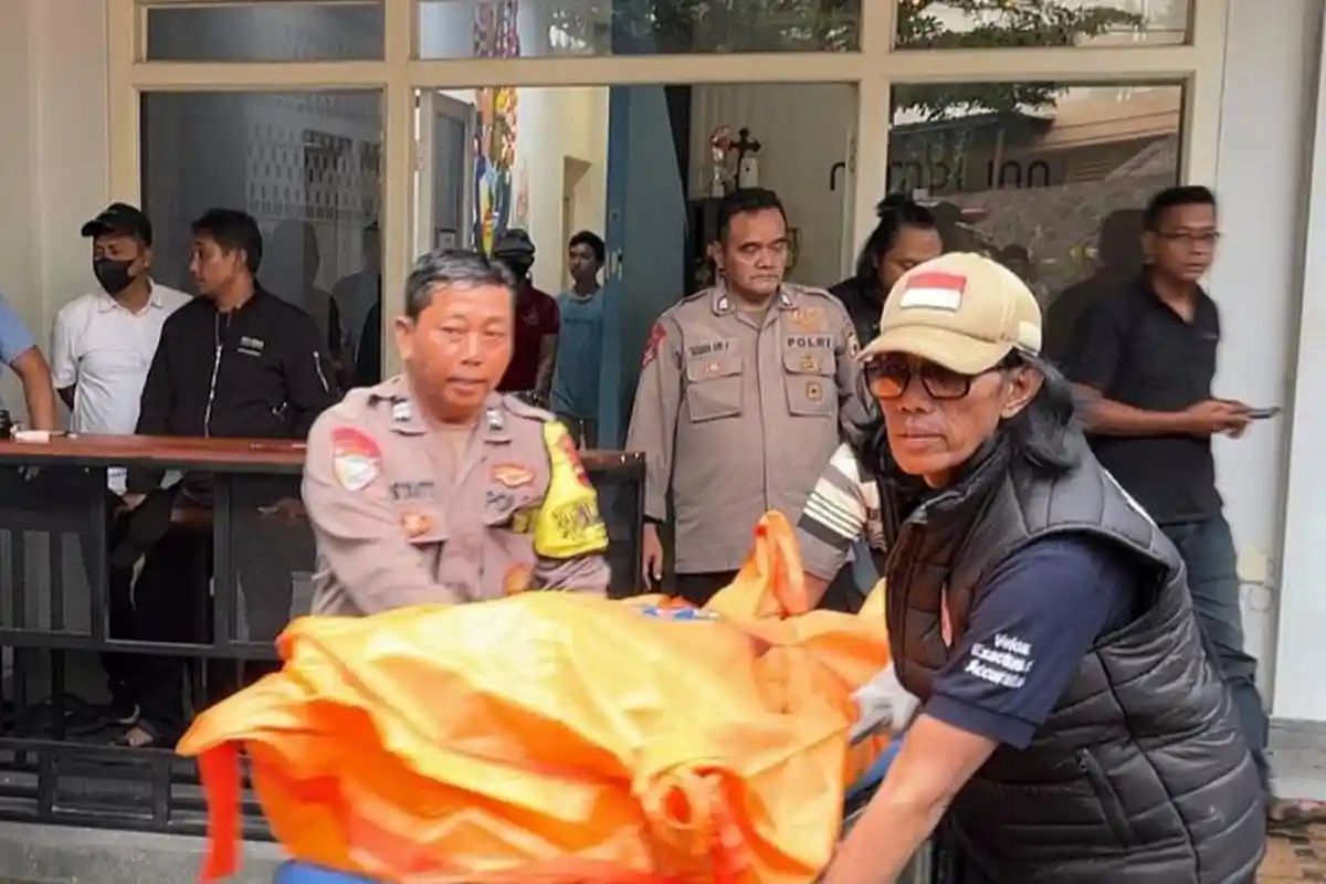 Kepolisian melakukan evakuasi Jasad dosen muda Universitas 17 Agustus 1945 Semarang (Untag) yang ditemukan tewas pertama kali oleh seorang polisi berpangkat AKBP.
