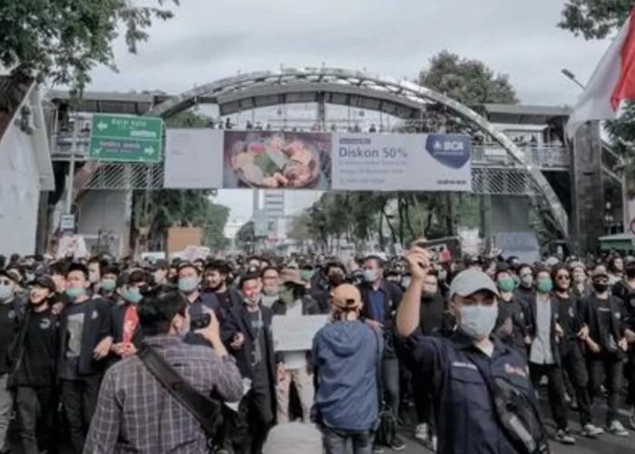 Ribuan mahasiswa memadati kawasan sekitar DPR RI saat aksi bertagar #TolakRKUHAP, Selasa (18/11), menuntut revisi sejumlah pasal yang dinilai bermasalah.