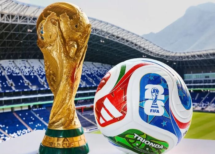 Trofi Piala Dunia 2026 dan bola pertandingan resmi yang akan digunakan 48 negara peserta.