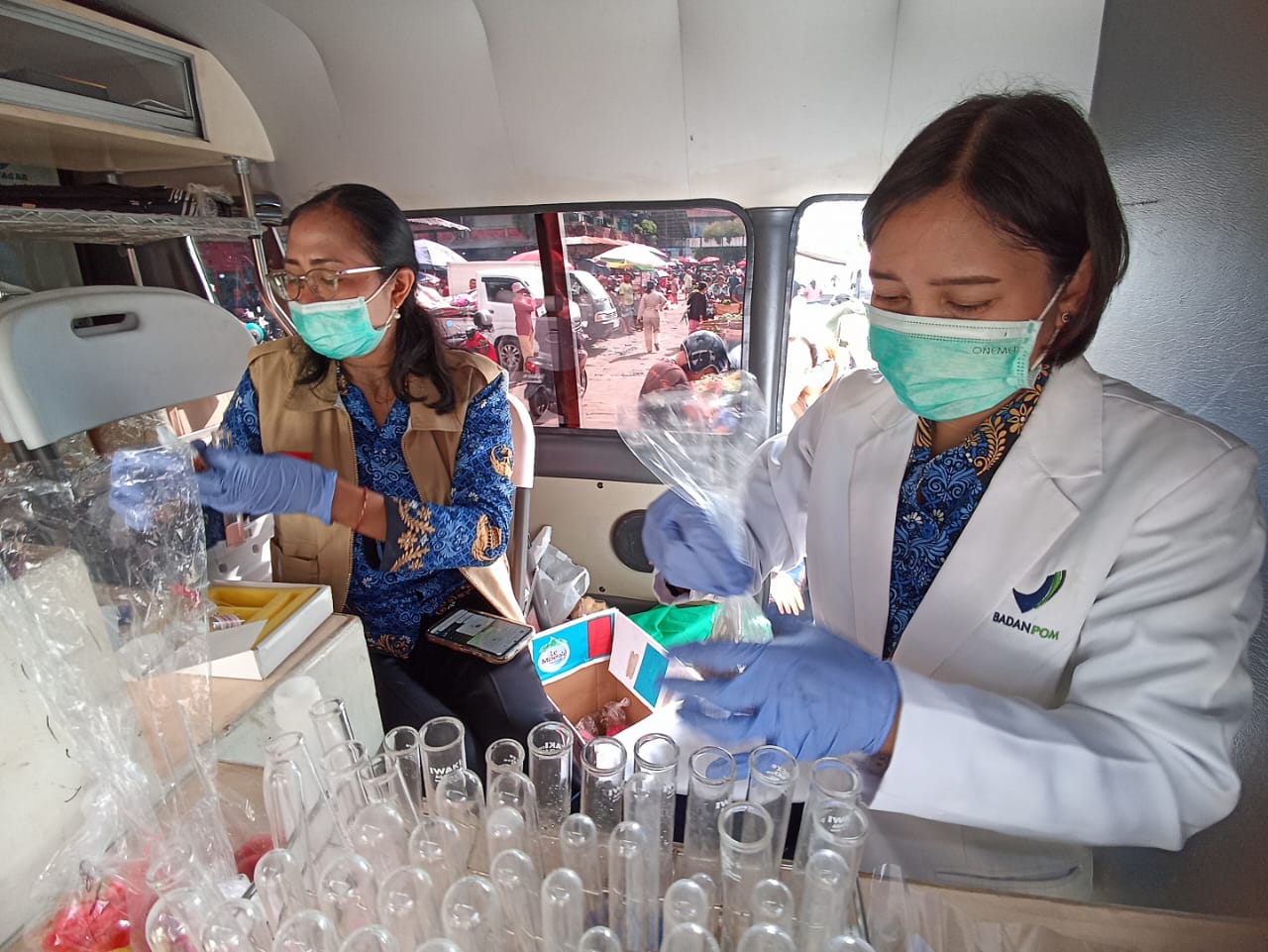UJI LAB: Petugas BBPOM Denpasar melakukan uji laboratorium terhadap sejumlah ikan dan bahan makanan yang terindikasi mengandung bahan berbahaya.