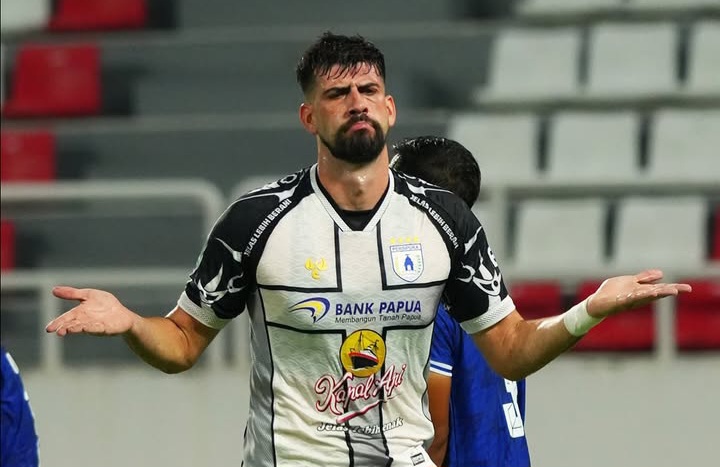 Selebrasi Matheus Vieira da Silva saat membuka kemenangan Persipura 0-4 atas PSIS di Stadion Jatidiri Semarang.