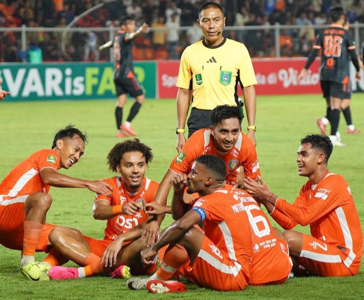 Selebrasi pemain Persiraja saat melawan Sumsel United di Stadion Dimurthala, Banda Aceh.