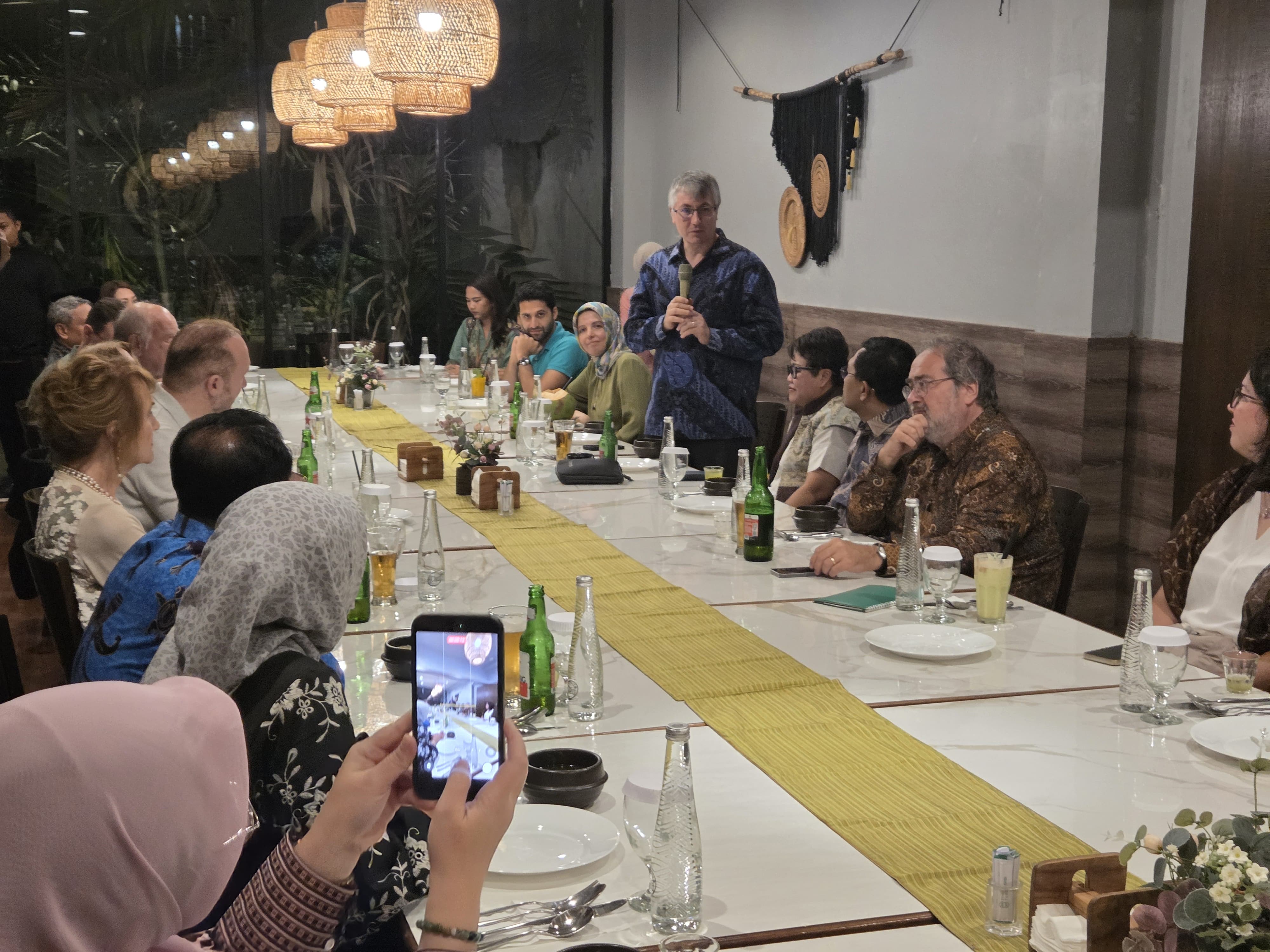 BELAJAR TOLERANSI: Delegasi Austria saat acara ramah tamah di Kuta. Mereka datang ke Bali untuk belajar kerukunan dan toleransi.