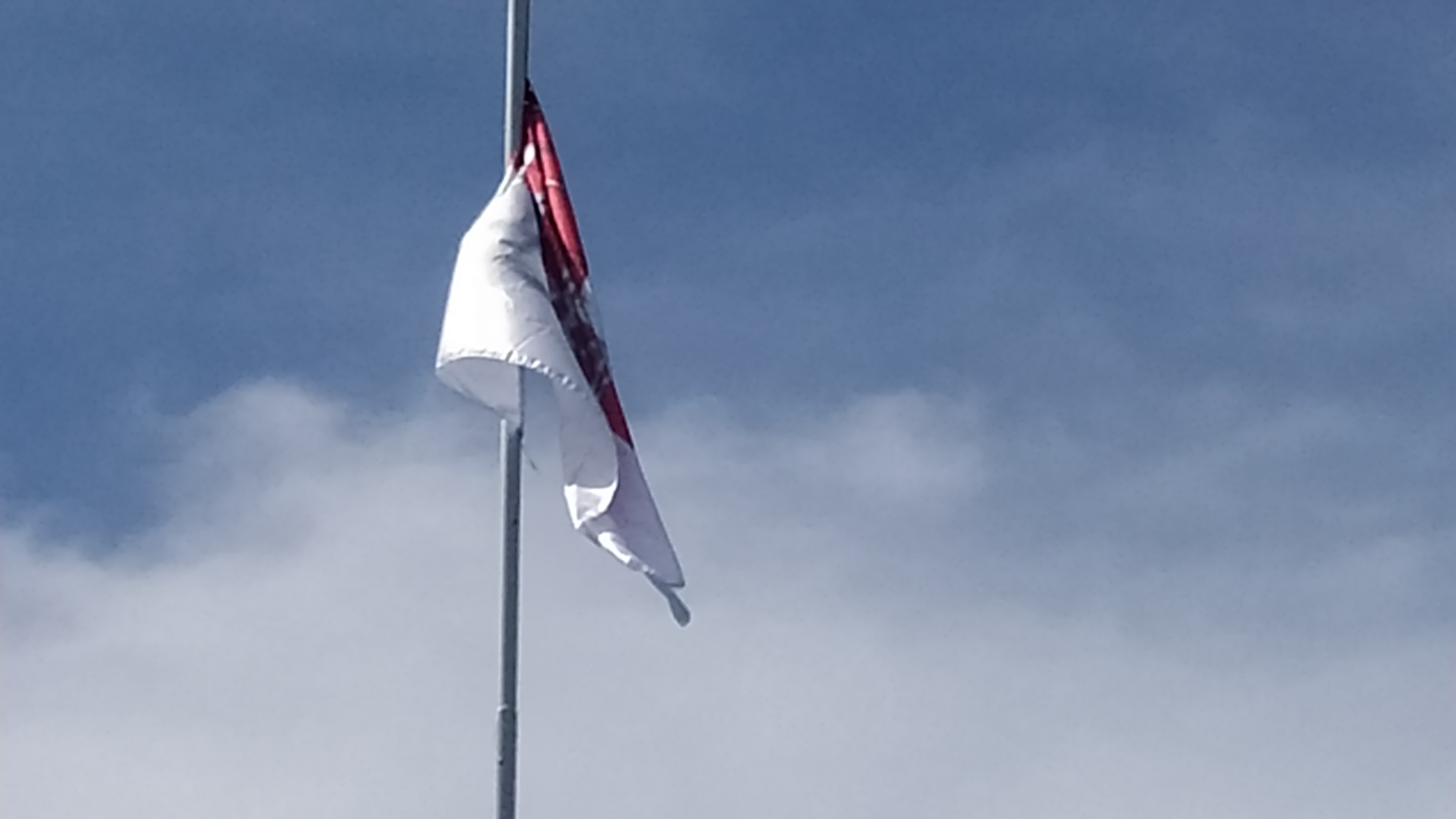 VANDALISME: Bendera merah putih di depan Kantor Bupati Jembrana, Bali, jadi sasaran aksi vandalisme.