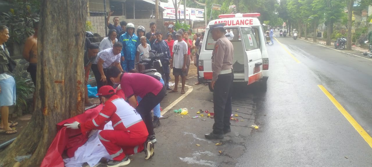 EVAKUASI: Petugas PMI Buleleng dan pihak kepolisian melakukan evakuasi terhadap jenazah korban kecelakaan di Jalan Raya Singaraja-Denpasar, Kelurahan Sukasada.