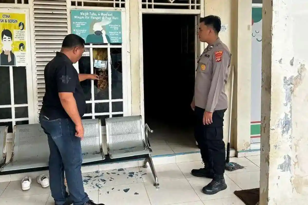 Rumah milik Victorius Beni Wibisono, anggota DPRD Kabupaten Lampung Tengah menjadi sasaran perusakan oleh empat orang tak dikenal.