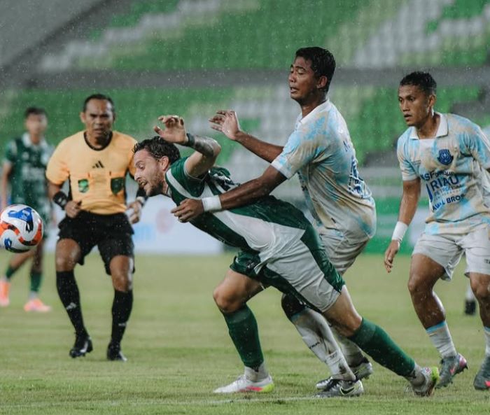 Pemain PSMS dan PSPS berduel saat laga di Stadion Utama Sumatera Utara, Rabu (19/11/2025) malam.