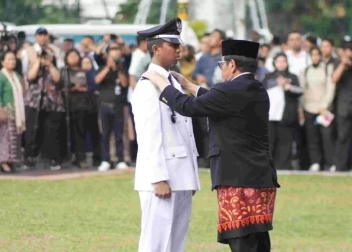 Gubernur DKI Jakarta Pramono Anung menyematkan tanda jabatan kepada seorang pejabat yang baru dilantik dalam upacara resmi di Balai Kota Jakarta.