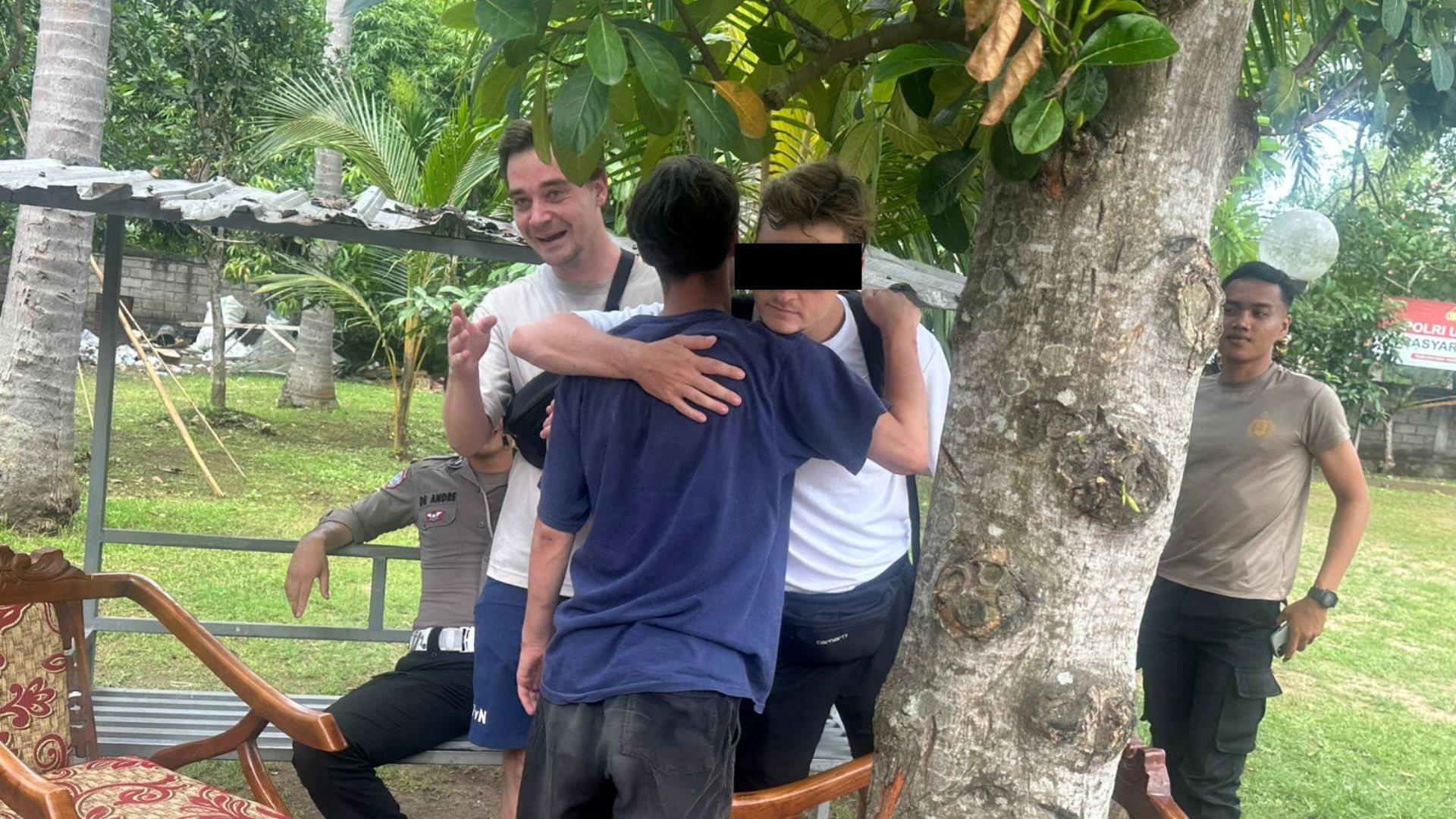 DIJEMPUT: Seorang WNA asal Belanda dijemput keluarganya setelah sempat membuat keributan di Nusa Penida.