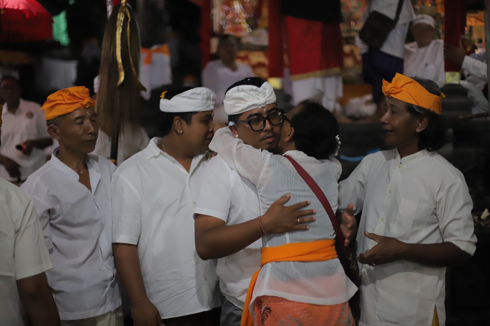 HARU: Putu Andi Permadi Putra (pakai kacamata) terpilih sebagai jro mangku desa. Dia akan memberikan pelayanan umat dan krama di Pura Desa Adat Buleleng.