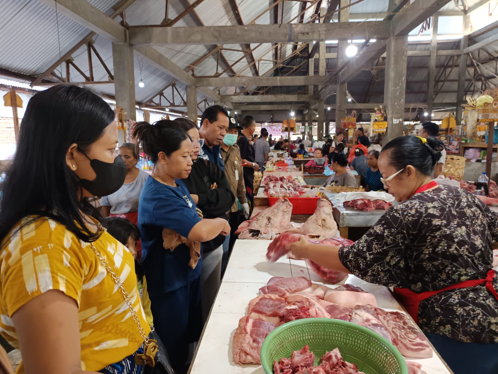 DAGING BABI: Lapak penjual daging babi di Pasar Anyar Singaraja.