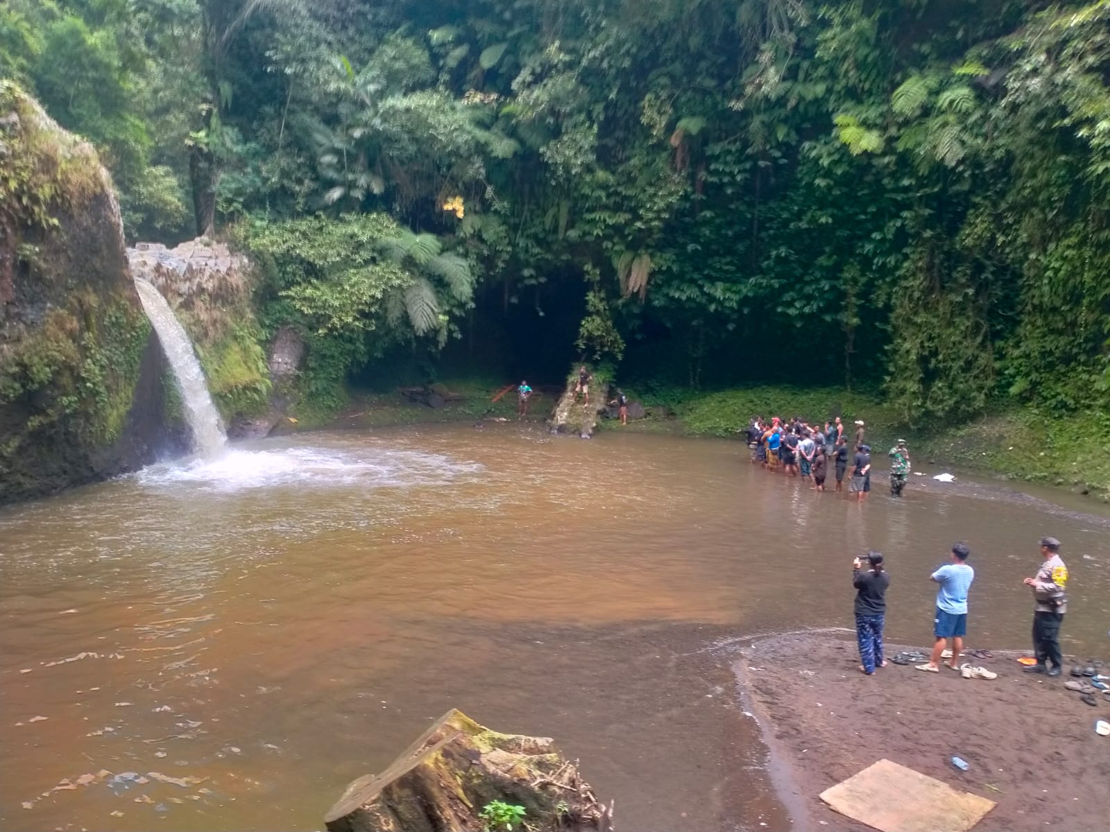 PENCARIAN: Suasana di Air Terjun Kebo Iwa, Mengening. Seorang remaja dilaporkan tenggelam di air terjun tersebut.