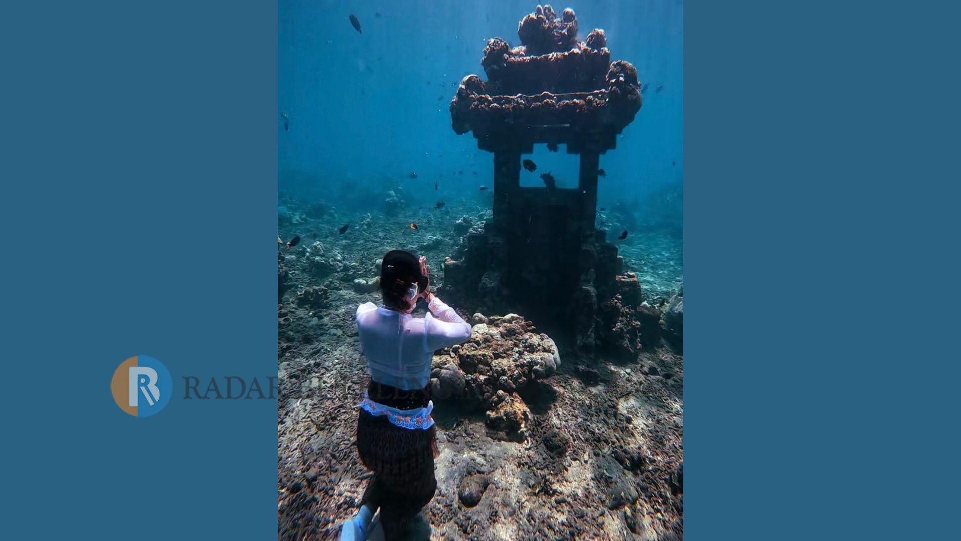 RELIGIUS: Aksi free diving yang dilakukan oleh Ni Putu Sri Ota Piani menjelang hari raya Galungan.