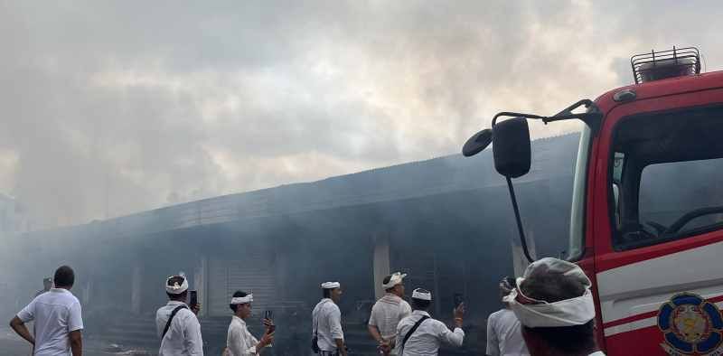TERBAKAR: Peristiwa kebakaran di Pasar Menanga, Kabupaten Karangasem.