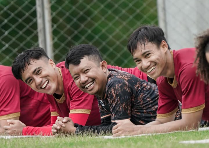 Ekspresi pemain Kendal Tornado FC saat latihan jelang menjamu Persipura di Semarang.