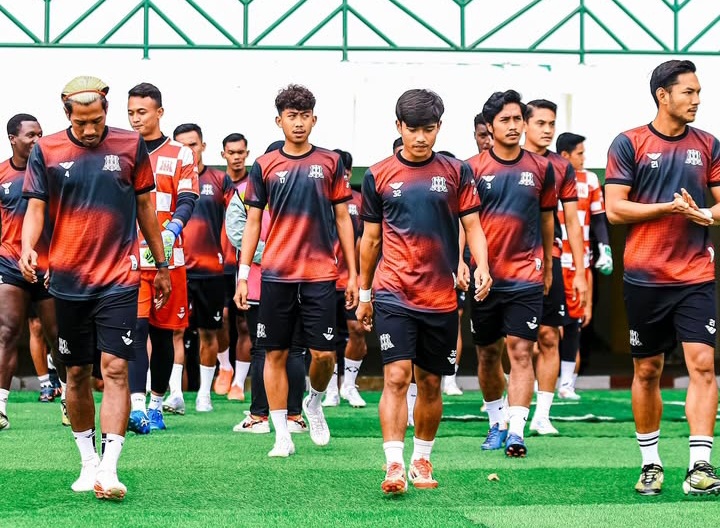 Pemain Deltras FC saat akan mulai latihan jelang menjamu PSS Sleman.