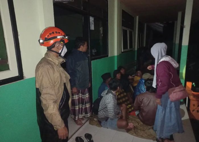 Ratusan warga memenuhi pos pengungsian di Balai Desa Oro-Oro Ombo dan SD 2 Supiturang setelah status Gunung Semeru dinaikkan menjadi Level Awas.