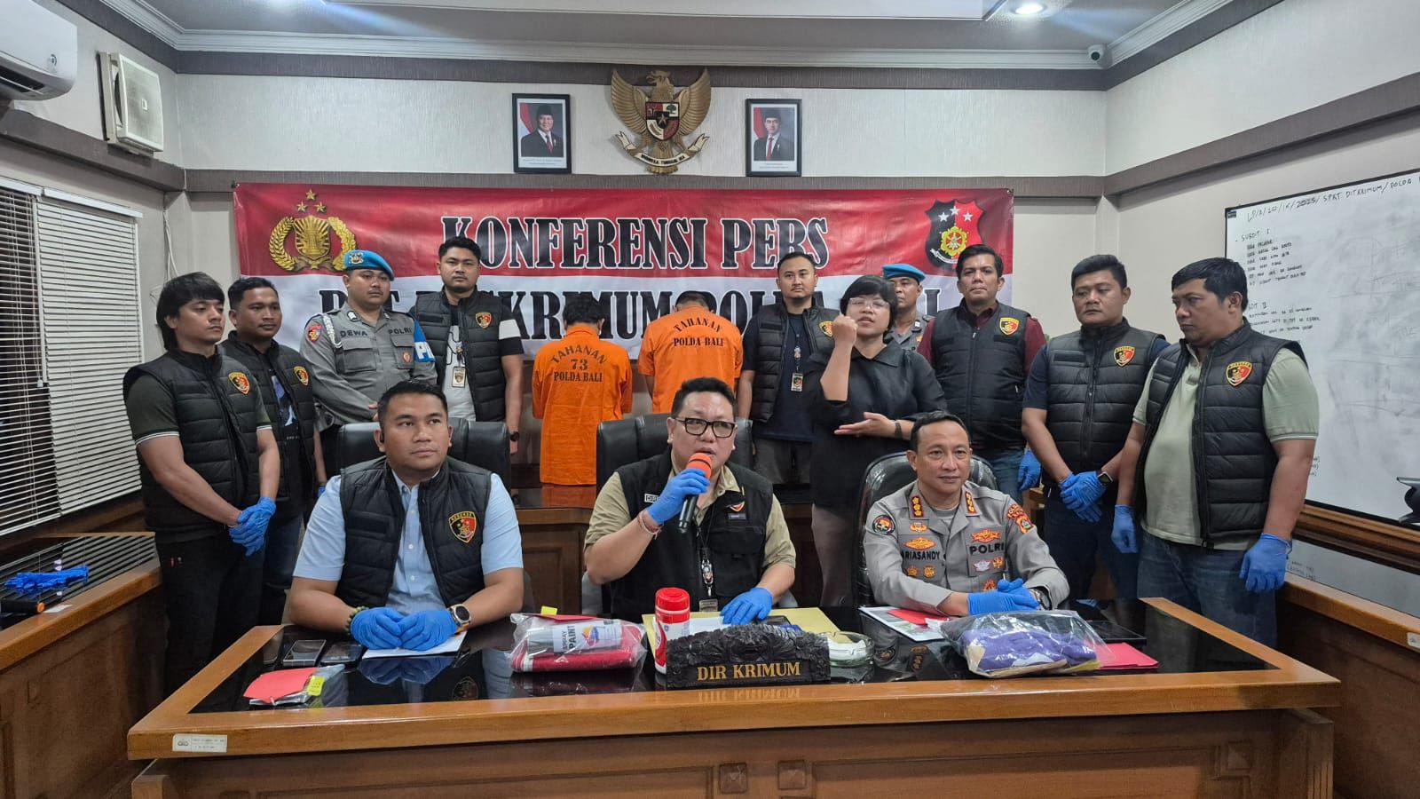 VANDALISME: Polisi melakukan jumpa pers terkait aksi vandalisme bendera merah putih yang terjadi di Jembrana, Bali.