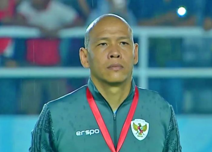 Sorot tegas pelatih Timnas saat memimpin skuad Garuda Muda dalam laga resmi.