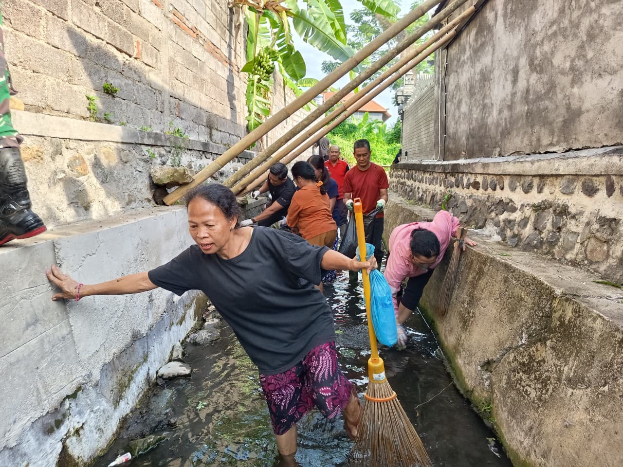 BERSIH SUNGAI: Aksi bersih sungai di Kali Mumbul.