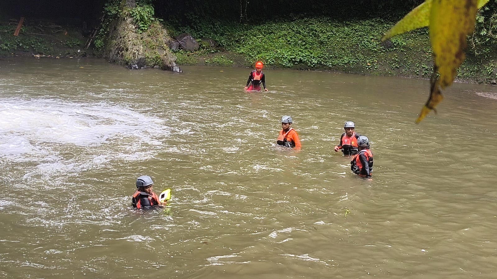 PENCARIAN: Tim SAR dari Pos SAR Buleleng melakukan pencarian di Air Terjun Kebo Iwa, Desa Mengening, Kabupaten Buleleng, Bali.