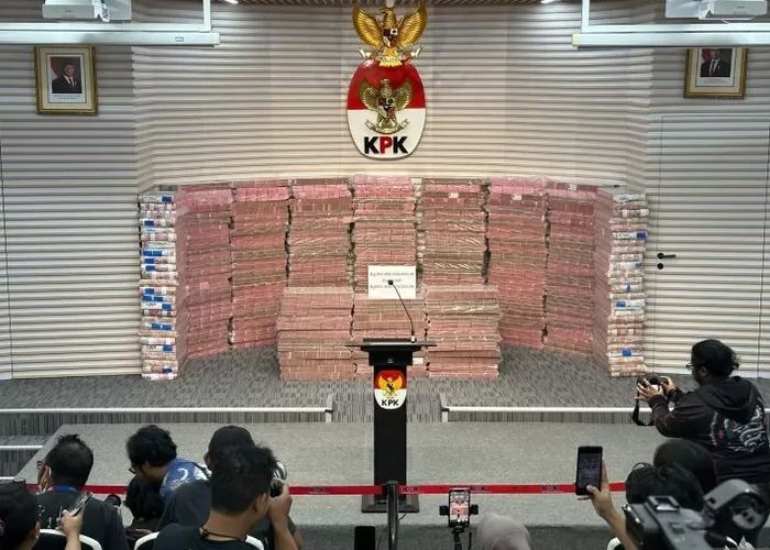 Tumpukan uang Rp300 miliar hasil sitaan kasus investasi fiktif PT Taspen dipamerkan KPK dalam konferensi pers di Jakarta.