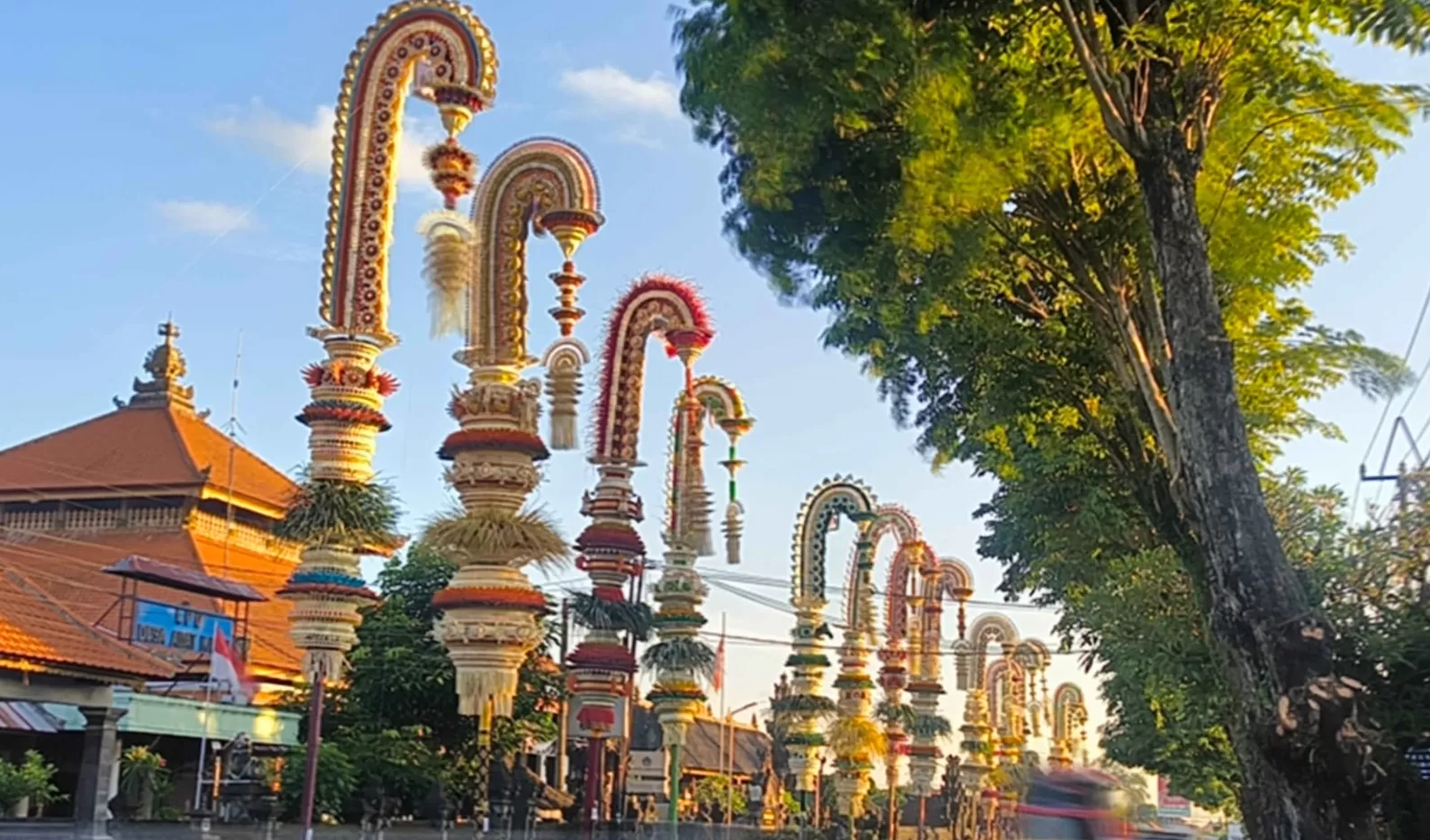 Penjor berukuran besar terpasang di depan Pura Desa Adat Kapal.