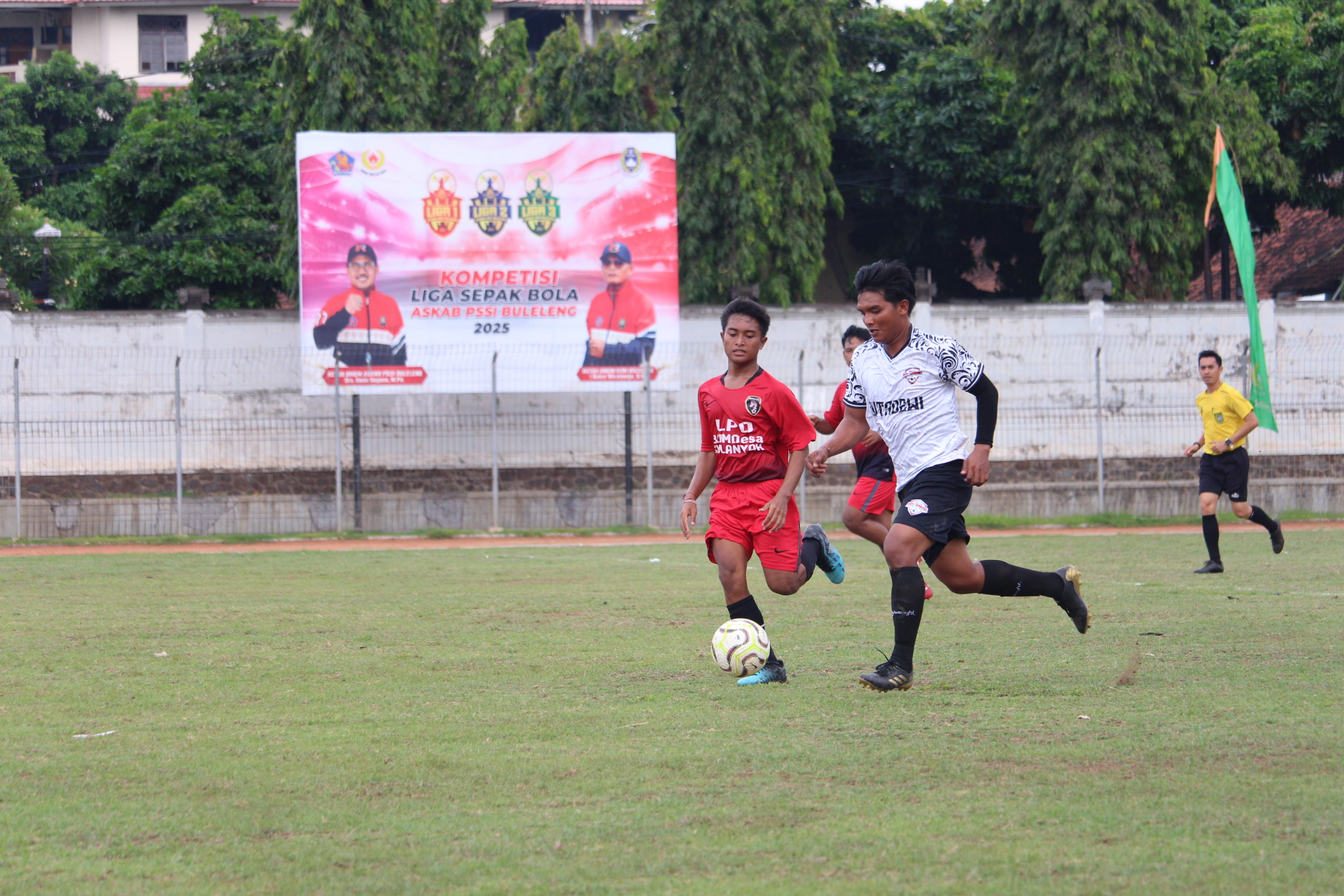 KEJAR: Pemain PERS Sangsit (putih-hitam) berusaha membawa bola menuju gawang Fortuna FC.