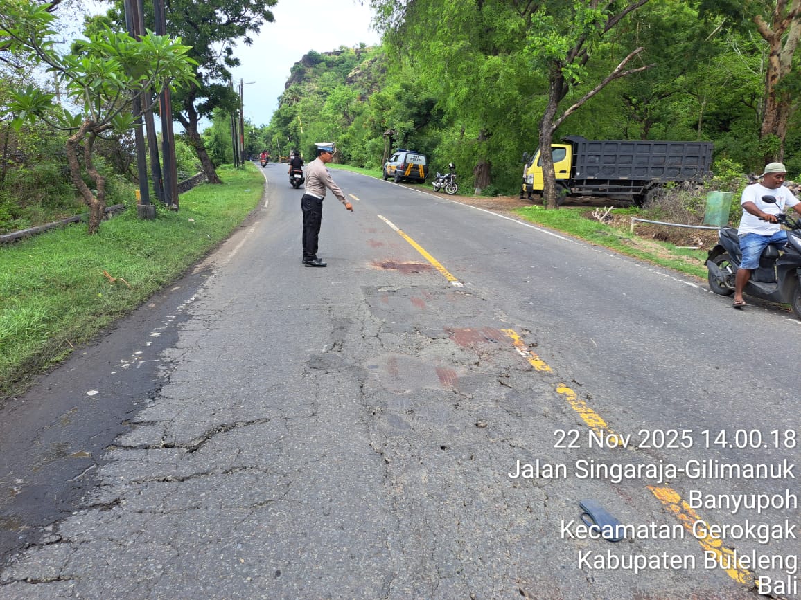 OLAH TKP: Polisi melakukan olah TKP di lokasi laka lantas tabrak lari, yang menewaskan I Komang Rendi Andika, 21, warga Desa Pemuteran, Kecamatan Gerokgak, Kabupaten Buleleng.