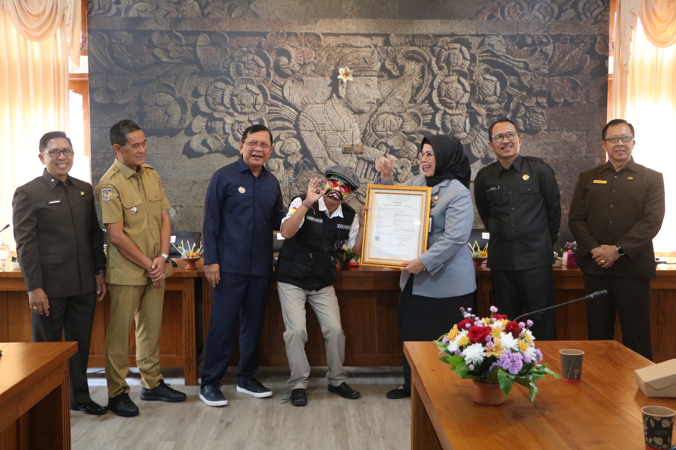 PENYERAHAN: Penyerahan sertifikat HKI kepada salah satu pemilik karya intelektual di Kabupaten Buleleng.