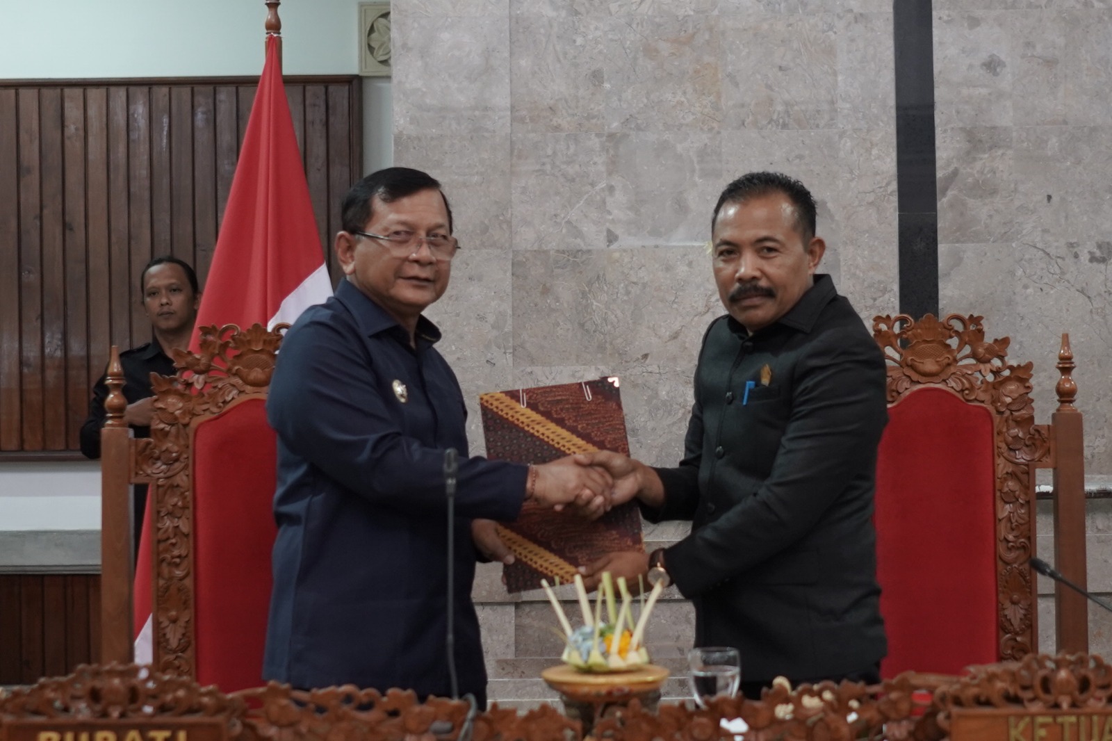 SAH: Dua ranperda kini diresmikan menjadi perda. Yakni terkait restrukturisasi perangkat daerah dan pencabutan lima perda di bidang pemerintahan desa.