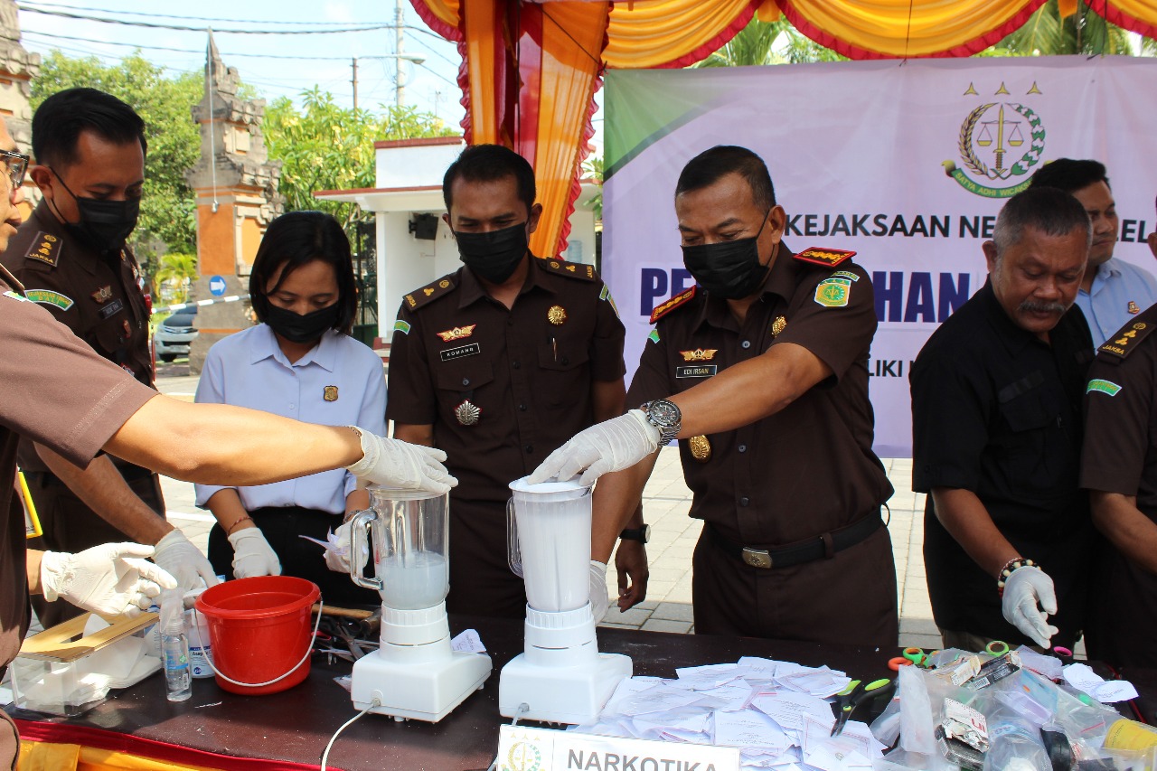 MUSNAHKAN: Proses pemusnahan barang bukti di Kejaksaan Negeri Buleleng.