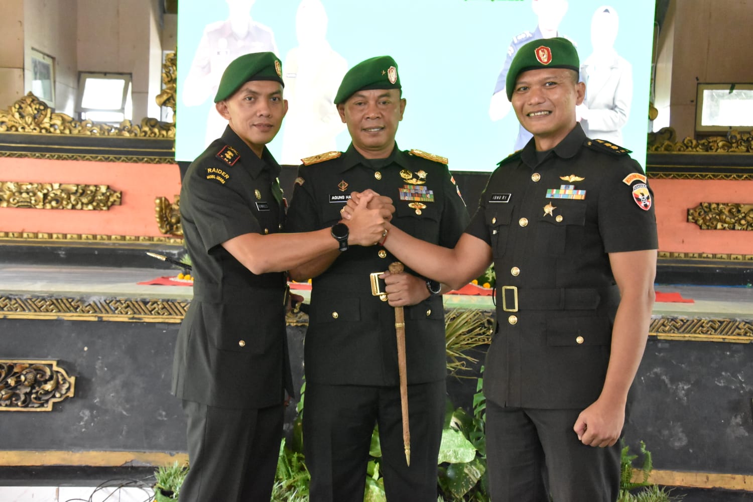 SERTIJAB: Danrem 163/Wira Satya, Brigjen TNI Ida Idewa Agung Hadisaputra (tengah), memimpin sertijab Letkol Inf Achmad Setyawan Syah (kiri) menggantikan Letkol Czi Ibnu Ria Indrawan (kanan).