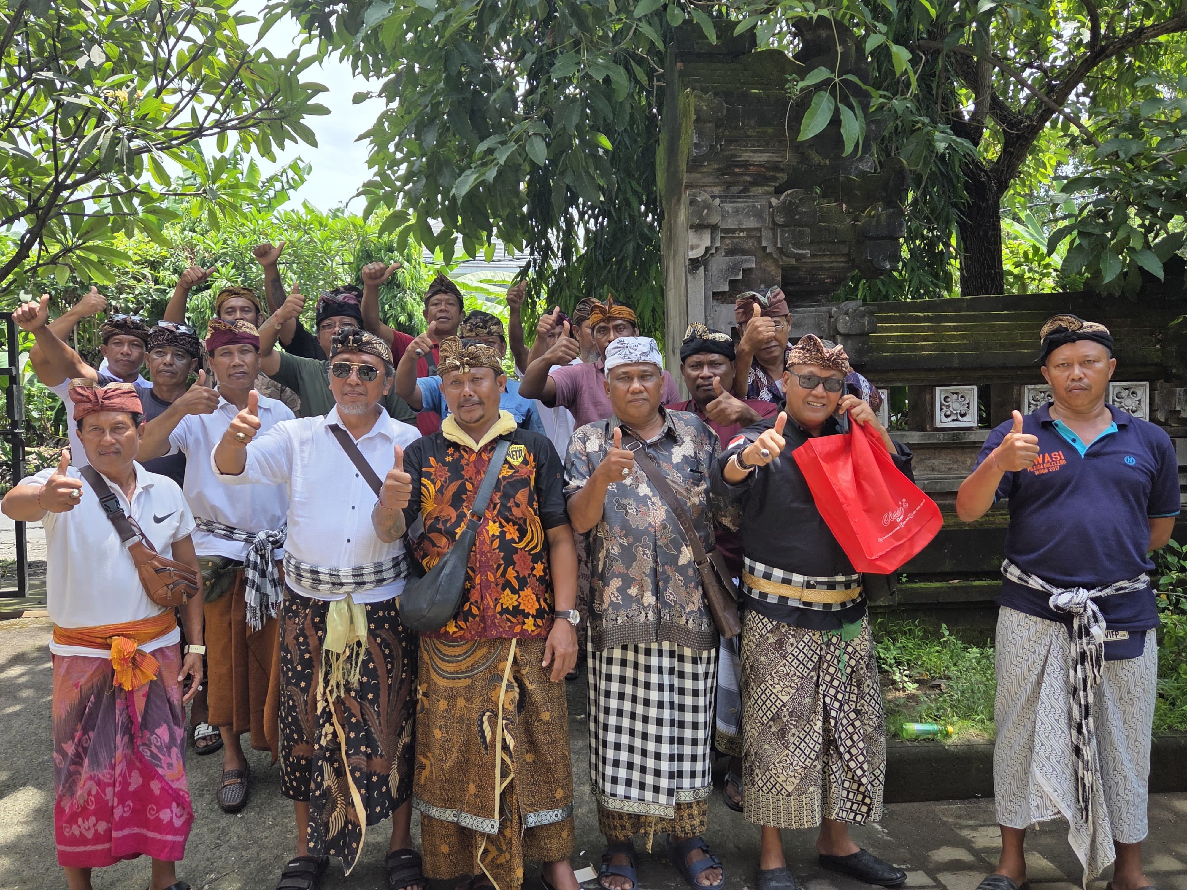 SAMPAIKAN ASPIRASI: Belasan warga dari Desa Adat Busungbiu, Buleleng, mendatangi Majelis Desa Adat (MDA) Bali, mengadukan perarem ngadegang kelian adat.