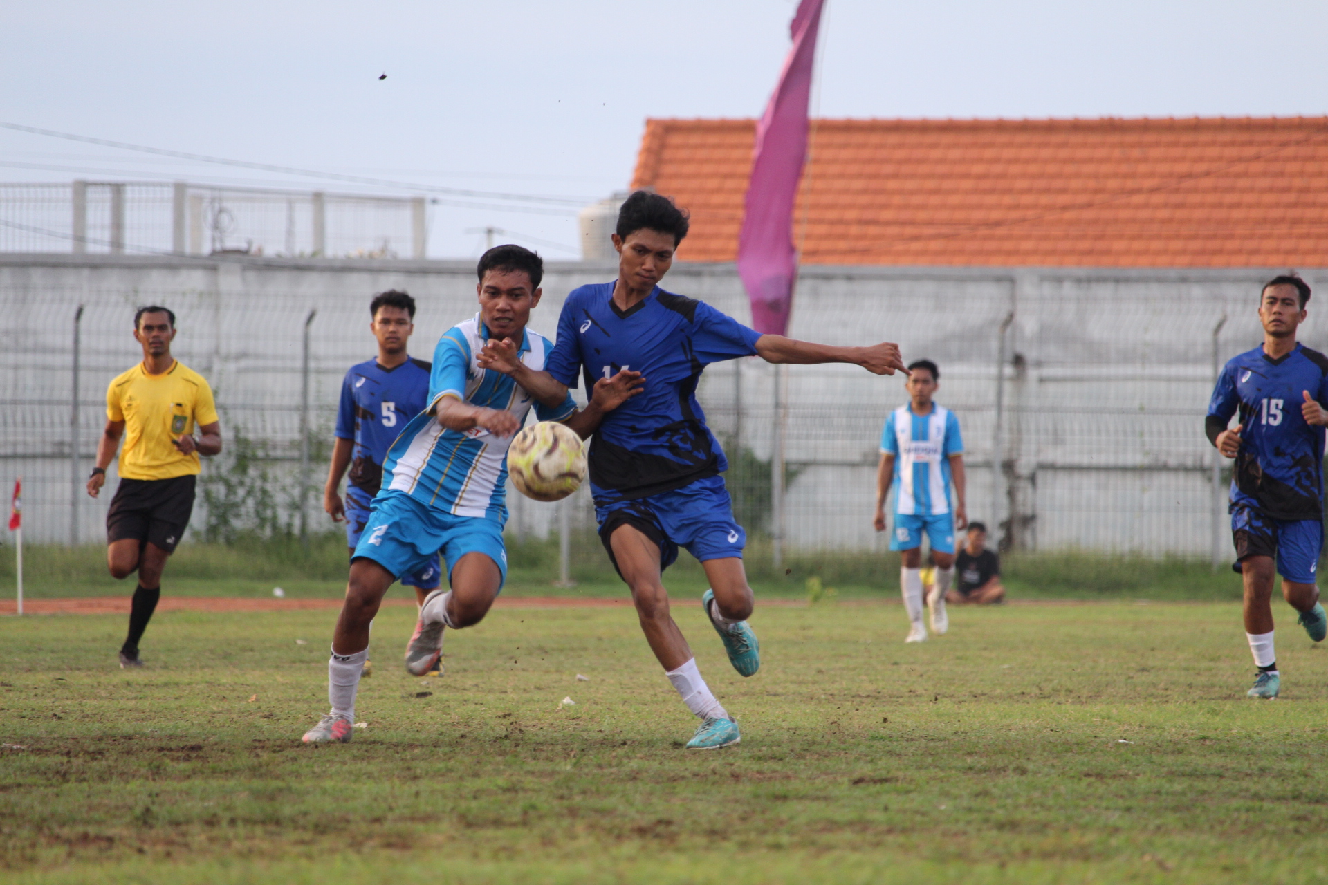 PESTA GOL: Pemain Intan Jaya Celukan Bawang (biru putih) berebut bola dengan pemain Tintin FC Tinga-Tinga (biru) dalam kompetisi Liga 3 PSSI Buleleng di Stadion Mayor Metra Singaraja.