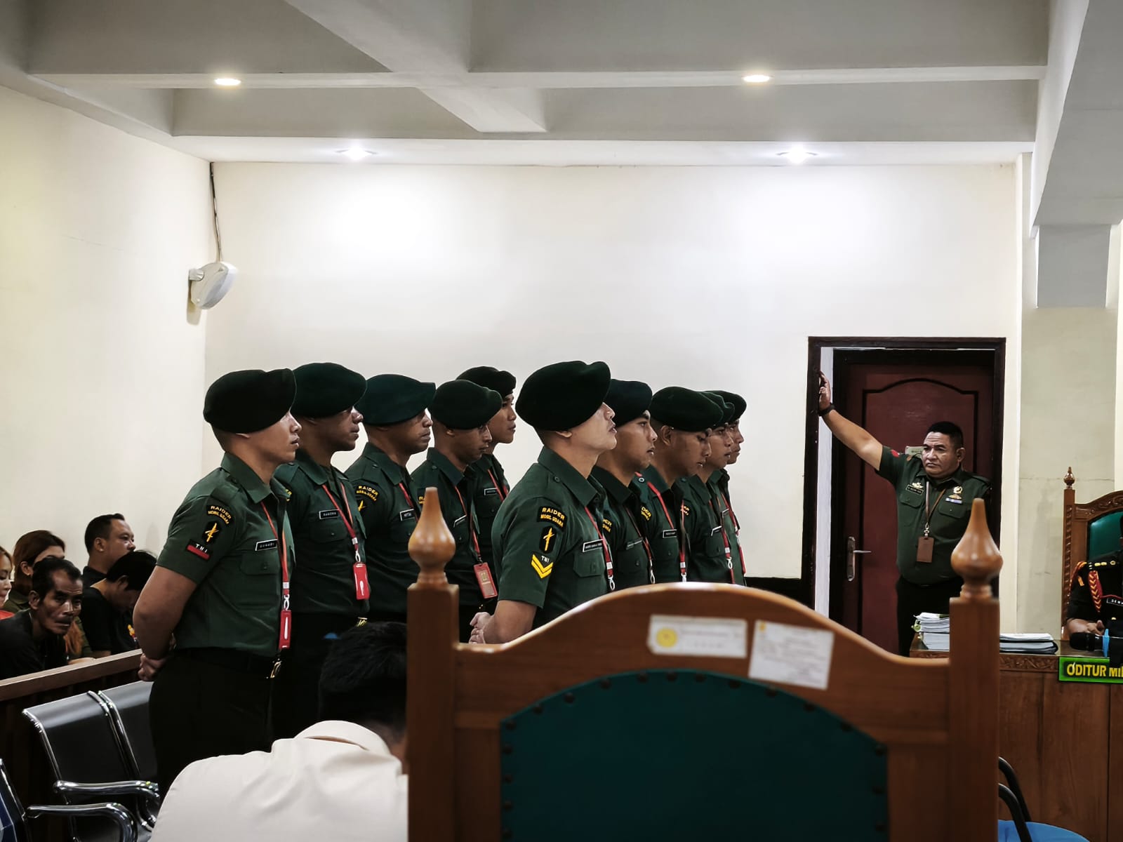 DITUNTUT BERAT: Para prajurit TNI AD yang terlibat dalam aksi penyiksaan terhadap seorang warga Buleleng. Mereka menjalani persidangan di Pengadilan Militer III-14 Denpasar.