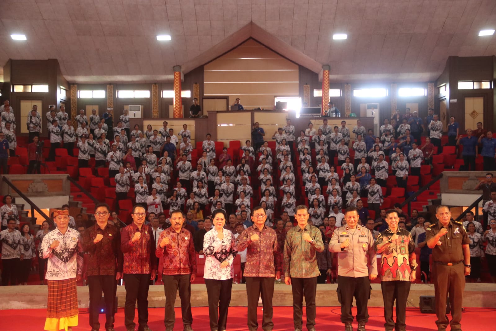 HARI GURU: Peringatan hari guru nasional (HGN) 2025 di Gedung Kesenian Gde Manik Singaraja.