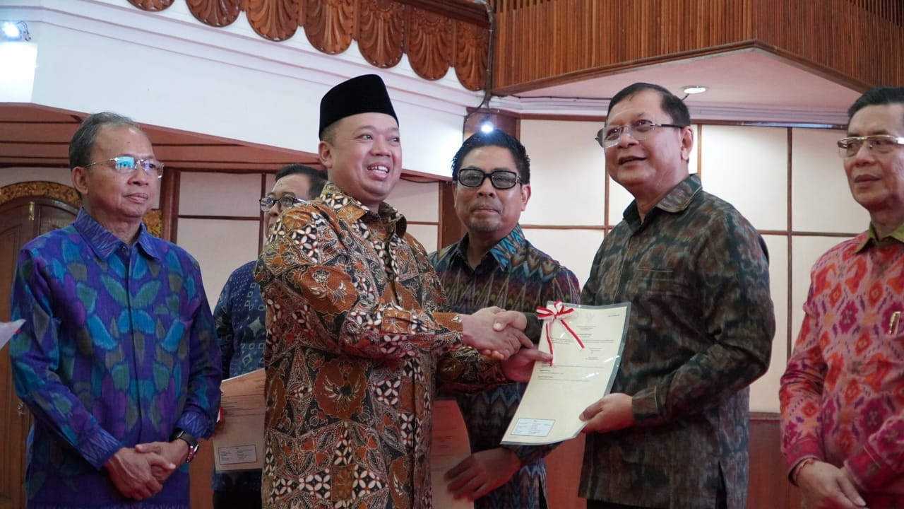TERIMA SERTIFIKAT: Bupati Buleleng, I Nyoman Sutjidra (kanan) menerima sertifikat dari Menteri ATR, Nusron Wahid (kiri).