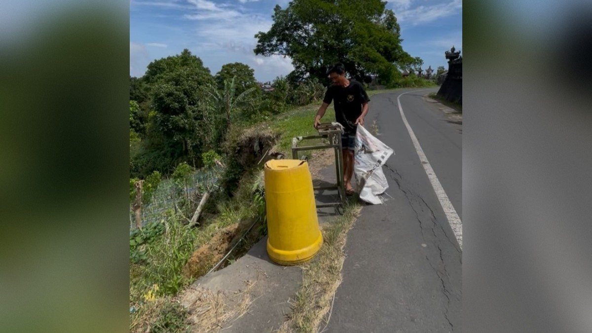 RUSAK PARAH: Kondisi kerusakan jalan di Desa Tambakan, Kabupaten Buleleng, Bali.